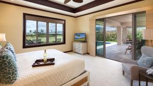 哈普那海滩MAUNA KEA DREAM Dreamy Mauna Kea Home with Heated Pool and Ocean Views的一间卧室设有一张床和一间客厅。