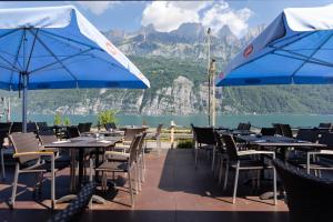 莫尔斯施发赫特酒店的一间带桌椅和蓝伞的餐厅