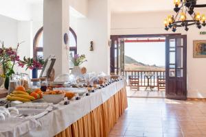 帕特莫斯Golden Sun Hotel Patmos的包含水果和蔬菜的自助餐