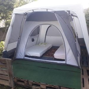 塞特港Deux tentes confortables dans un joli jardin idéalement situé的帐篷内有一张床