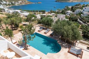 帕特莫斯Golden Sun Hotel Patmos的享有别墅空中景致,设有游泳池和海洋