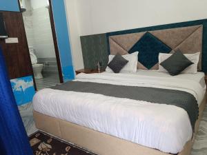 穆索里The Mussoorie home stay的一间卧室配有一张大床和大床头板