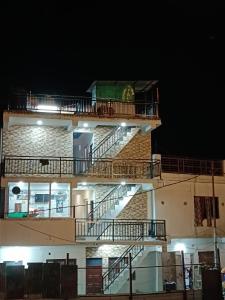 穆索里The Mussoorie home stay的一座建筑的侧面,晚上有楼梯