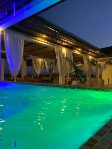 马特姆维Haber Hotel & SPA的夜间在酒店的游泳池