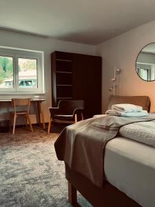LiebenfelsPension Auer的一间卧室配有一张床、一把椅子和一张书桌