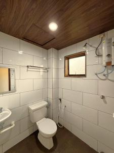 丹那拉打Cool Point Hotel的一间带卫生间和水槽的浴室