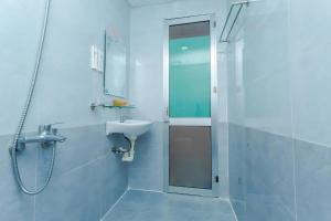 岘港Motel Tulip的白色的浴室设有水槽和淋浴。