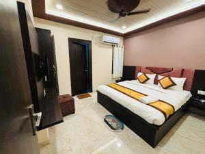 瓦拉纳西Goroomgo Hotel Imperial Varanasi - Wonderfull Stay with Family的一间卧室设有一张带天花板的大床