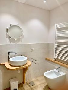 瓦拉洛La Lum的浴室设有水槽和墙上的镜子