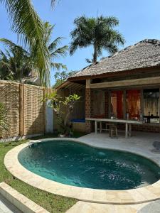 吉利特拉旺安Coconut Dream的房屋前的小游泳池