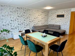 塔林Comfortable apartament to stay in Tallinn的客厅配有沙发和桌椅