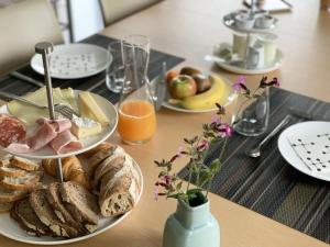 斯普里蒙L'Impasse de Lincé的餐桌,盘子上放着食物,面包和橙汁