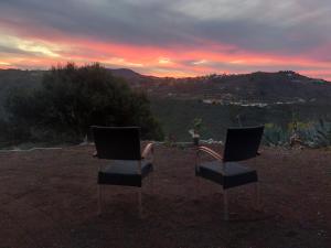 大加那利岛拉斯帕尔马斯CASA TEJERA II的日落时坐在山顶的两把椅子
