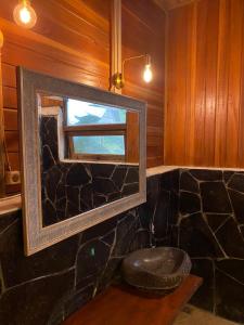 TomohonRimba eco Resort的一间带镜子和石质卫生间的浴室