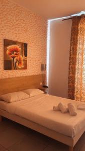 巴斯蒂亚里维埃拉酒店的一间卧室设有一张床和一个窗口