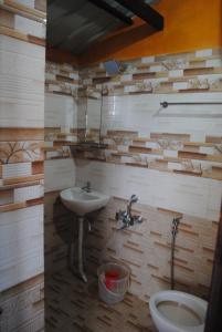 科代卡纳尔Kelvin Eva wood house的一间带水槽和卫生间的浴室