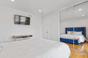 福斯特城Stunning 3BR in Foster City的白色卧室配有床和书桌