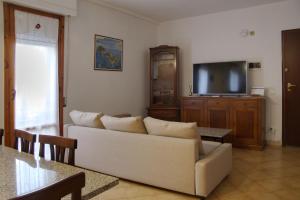 彼得拉桑塔Casa Vittoria的带沙发和平面电视的客厅