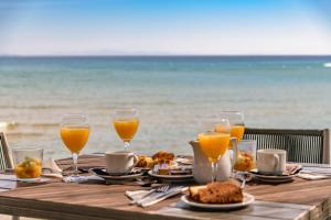 蒂锡利维蒂锡利维海滩拉肯诗酒店的餐桌,带食物和橙汁杯