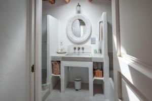 圣安东尼奥ES CUCONS RURAL HOTEL的一间带水槽和镜子的浴室