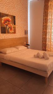 巴斯蒂亚里维埃拉酒店的一间卧室配有一张带白色床单的大床