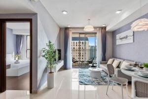 胡志明市S Lux Apartment的客厅配有沙发和桌子