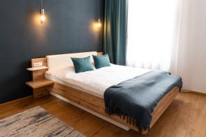 弗格拉什Urban Six Apartments的一间卧室配有一张带蓝色枕头的床和一扇窗户。