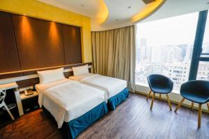 香港盛世酒店 Epoch Hotel的酒店客房设有一张床和一个大窗户