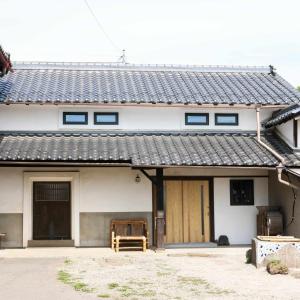 Tomivacation house WAKURA的一间日式房子,设有大门和木门