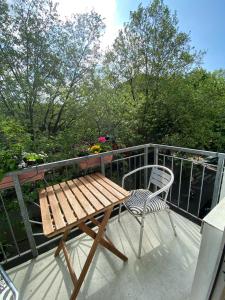 汉堡Apartment_Lucas的阳台配有一张木桌和一把椅子