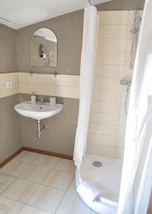 耶德库安特杰达赛斯卡拉娜斯旅馆的一间带水槽、卫生间和淋浴的浴室