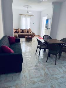 伊斯梅利亚شقق وشاليهات بمدينة النورس的客厅配有沙发和桌子