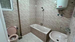 伊斯梅利亚شقق وشاليهات بمدينة النورس的浴室配有卫生间、盥洗盆和浴缸。