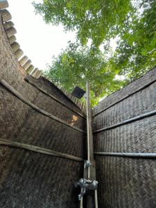 索拉哈Bamby Chilling House - Feel The Nature的把软管连接在屋顶上的围栏