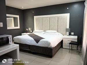 索赫燕杜1 OAK Resort的一间卧室配有一张大床和电视