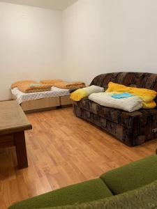 保克什Ház, Paks Magyarország的客厅设有两张床,铺有木地板。