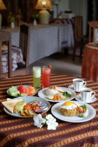 日惹Rumah Mertua Heritage的一张桌子,上面放着早餐盘