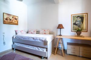 斯科派洛斯DROSIA HOME的一间卧室配有一张床和一张书桌
