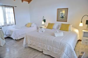 圣马丁德洛斯Plaza Mayor by Visionnaire的一间卧室配有两张带毛巾的床