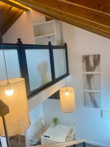 波尔托马林Casa de Campo Cruz de Pedra的一间设有两个吊灯和一张桌子的房间
