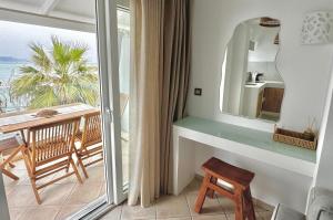 扎金索斯镇San Salvatore的客房设有海景阳台。