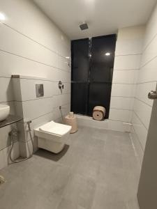 艾哈迈达巴德HOTEL ASIANA INN的浴室配有卫生间、淋浴和盥洗盆。