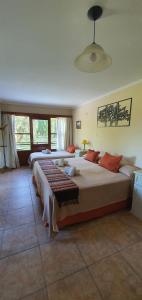 马拉圭Hotel Risco Plateado Room & Suite的一间卧室设有两张床和大窗户
