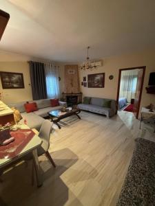 卡尔季察Ιδανικό σπίτι στην Καρδίτσα的客厅配有沙发和桌子