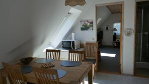 博雷Gård的一间带桌椅和楼梯的用餐室