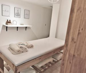 圣马丁德洛斯Hotel Caupolican by Visionnaire的一间设有床铺和毛巾的房间