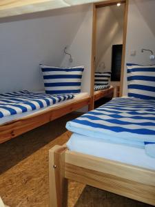 特拉森海德Finndorf am Strand的两张带蓝色和白色条纹枕头的床