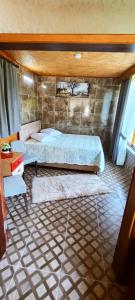 里泽Arslan KONAGI的一间卧室配有一张床、一张沙发和一张桌子
