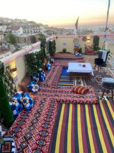 阿尔及尔AFRIC HOTEL- Casbah的市景阳台配有桌子