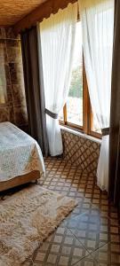 里泽Arslan KONAGI的一间卧室设有一张床和一个大窗户